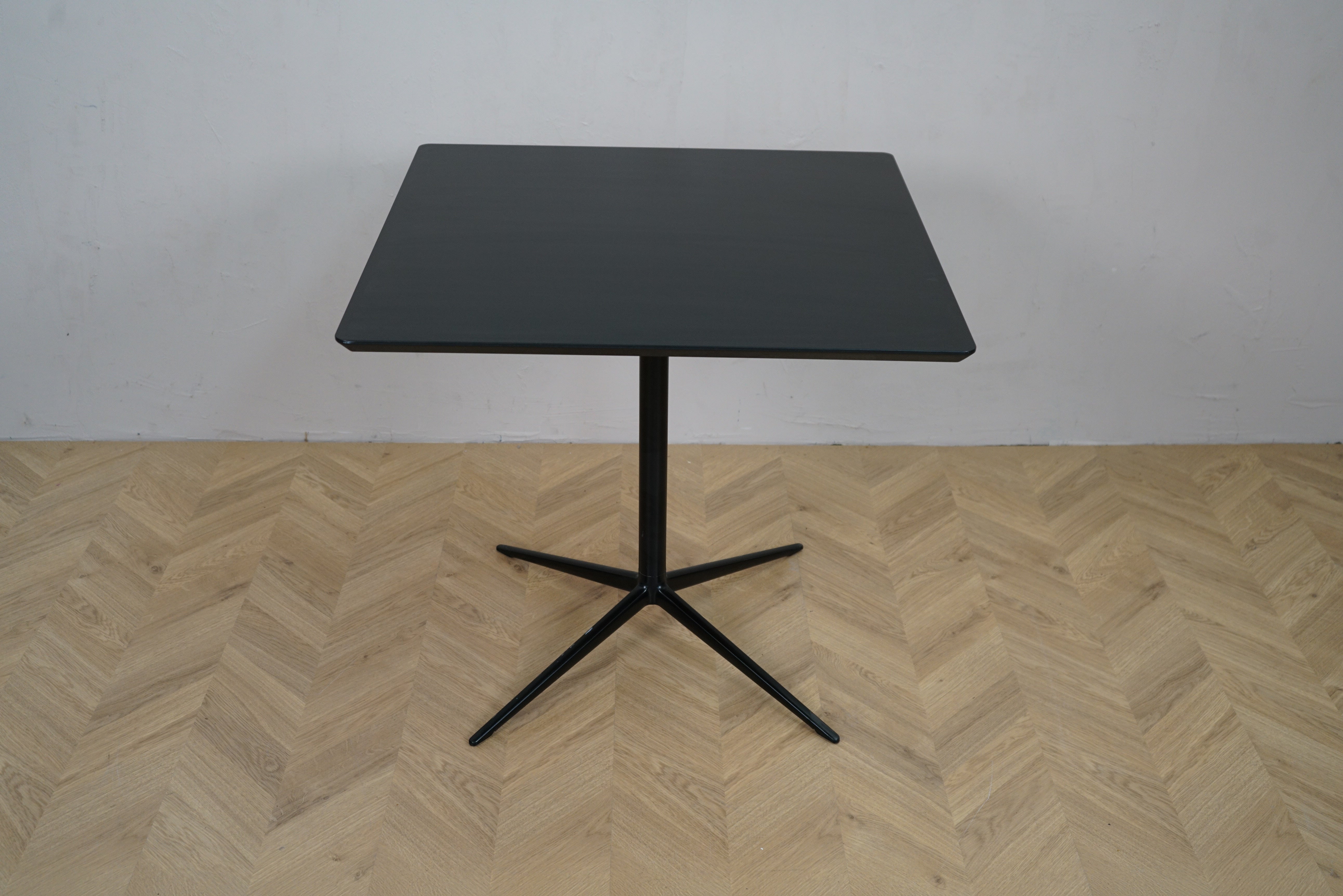 Arper sort cafébord med firkantet bordplade 80x80 set forfra